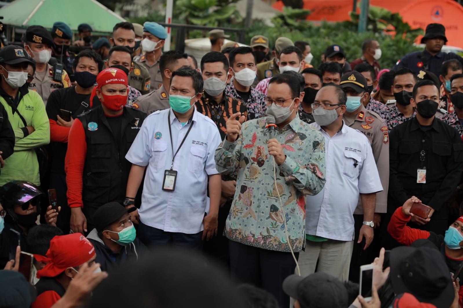 anies-berbicara-tentang-ump-kepada-massa-buruh-di-depan-balai-kota-jakarta-kamis-18112021.jpg