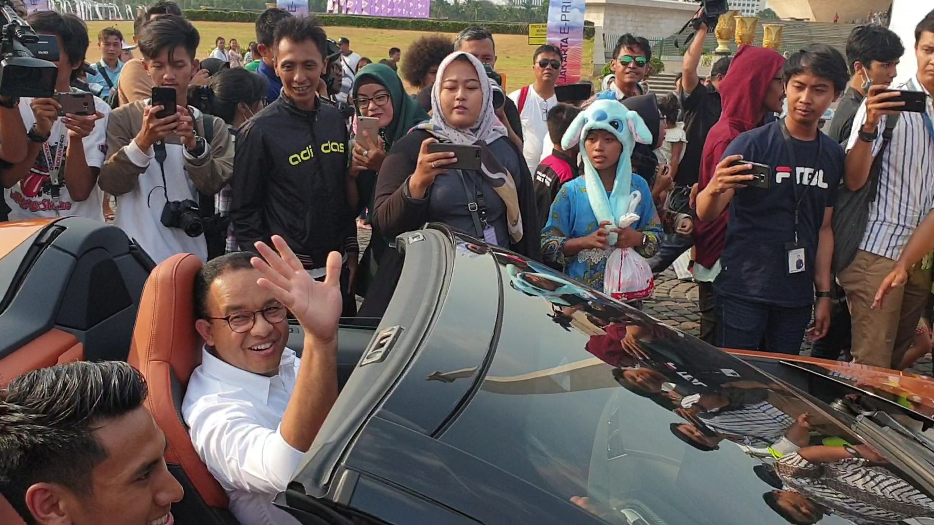 anies-melambai-naik-mobil.jpg