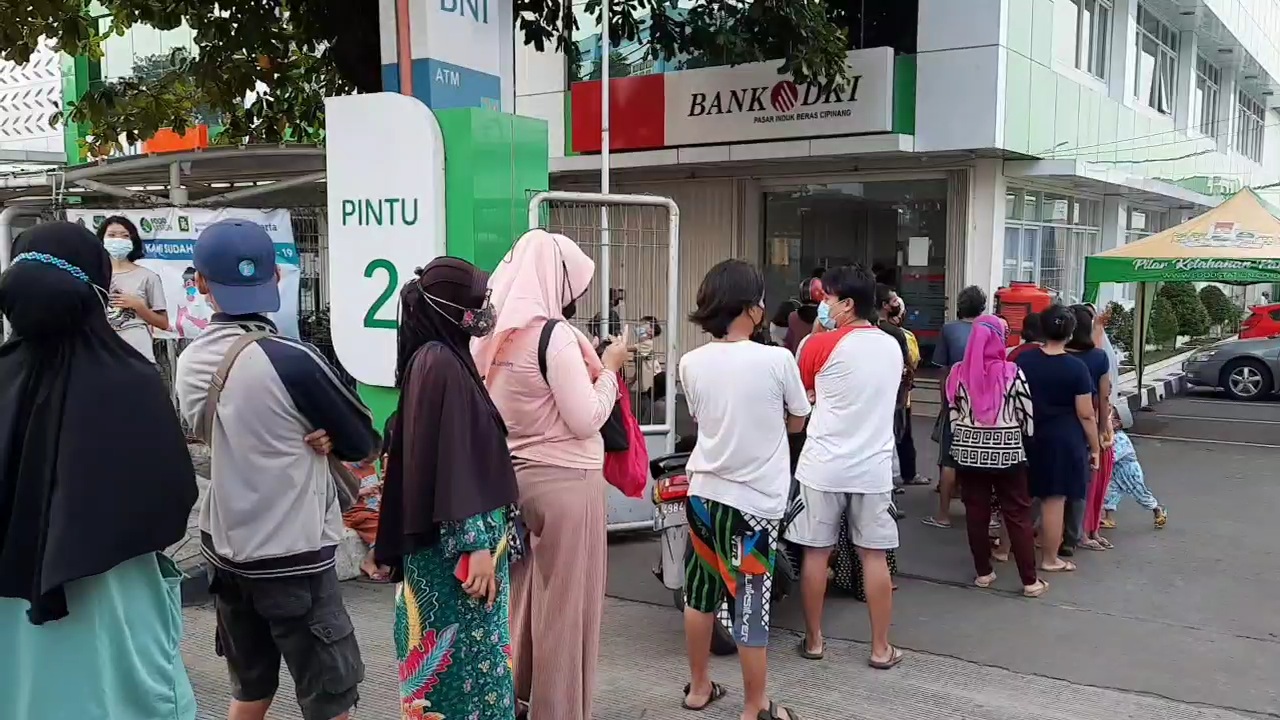 BST Cair Hari Ini, Warga Rela Antre Panjang di Pasar Induk Beras Cipinang Demi Dapatkan Rp600 Ribu