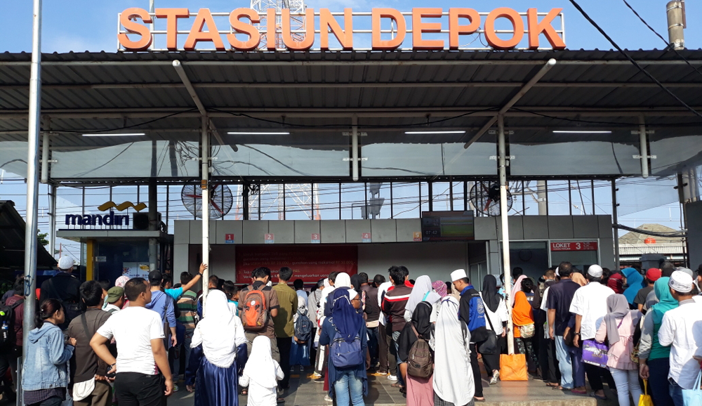 Antrean Peserta Reuni 212 di Stasiun Depok Lama Mulai Berkurang