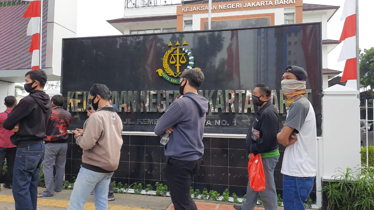 antrean-mengular-di-kejaksaan-negeri-jakarta-barat-oleh-warga-yang-hendak-mengurus-tilang-1.jpg