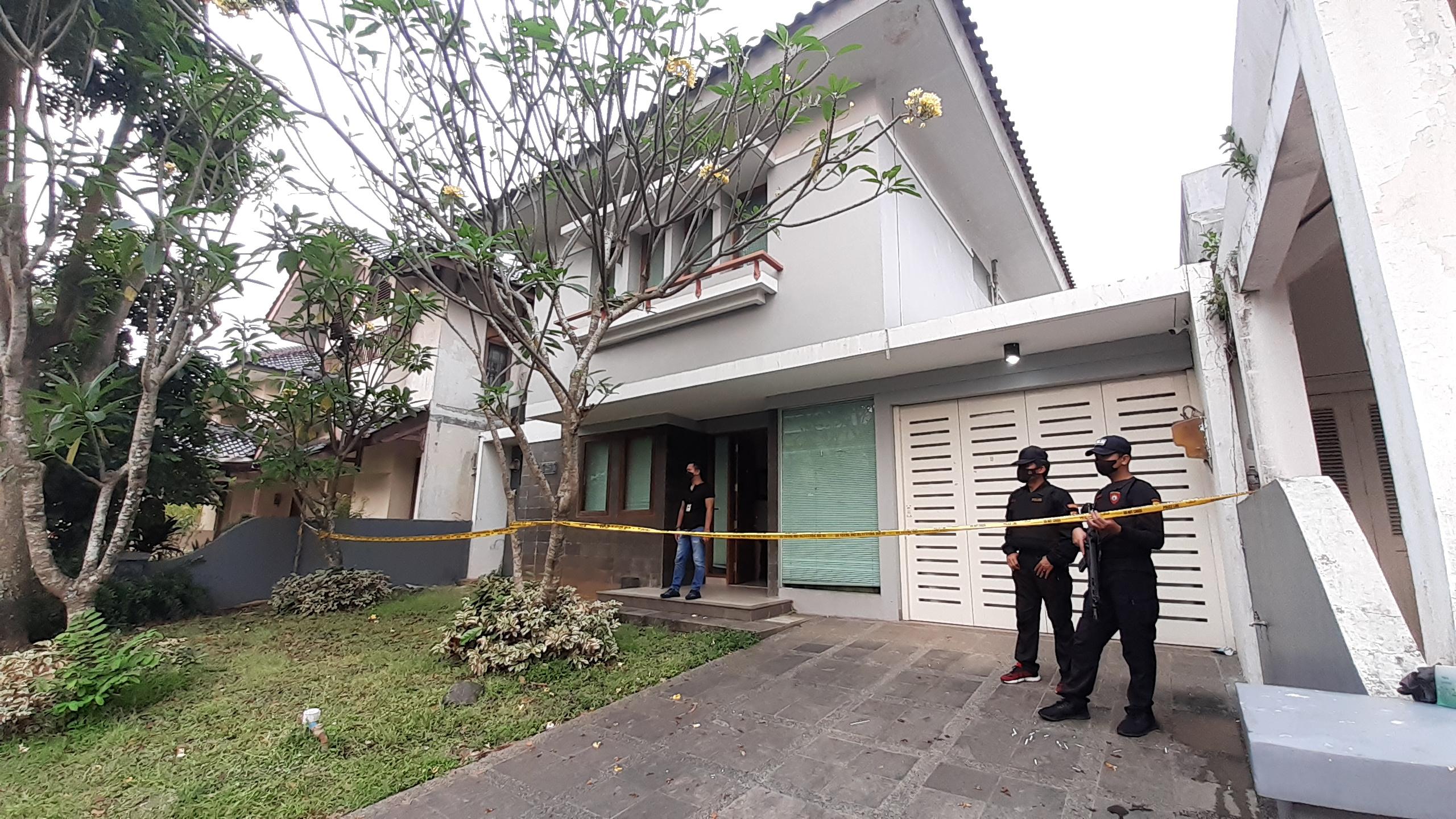 aparat-polres-jakarta-barat-menggeledah-rumah-mewah-di-taman-cendana-golf.jpg
