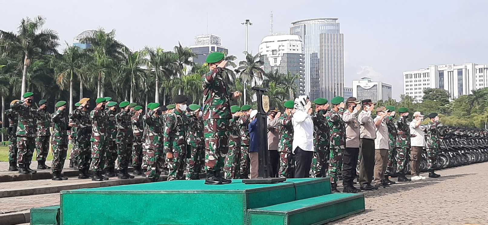 aparat-tni-menggelar-apel-siaga-jumat-20112020.jpg