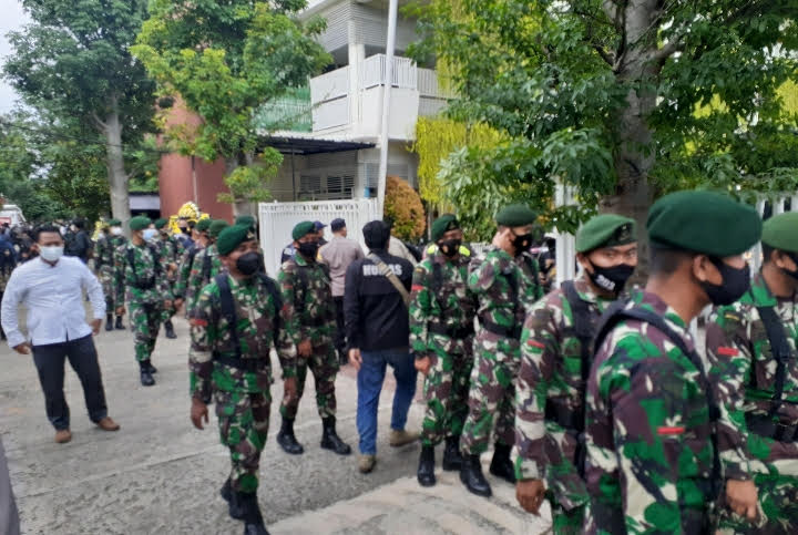 Puluhan Personel TNI Polri Jaga Pemakaman Syekh Ali Jaber, Warga yang Berkerumun Dibubarkan