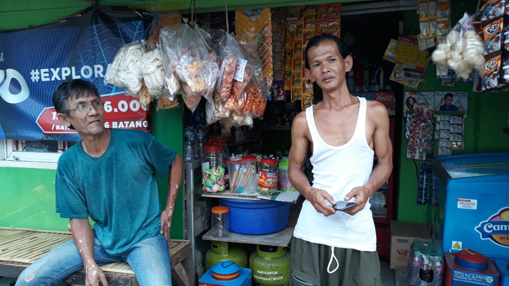 ari-kanan-dan-hidayat-kiri-warga-kelurahan-bidara-cina.jpg