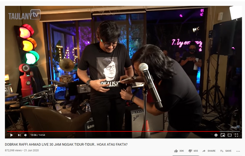 ari-lasso-coret-tulisan-di-baju-andre-taulany.jpg