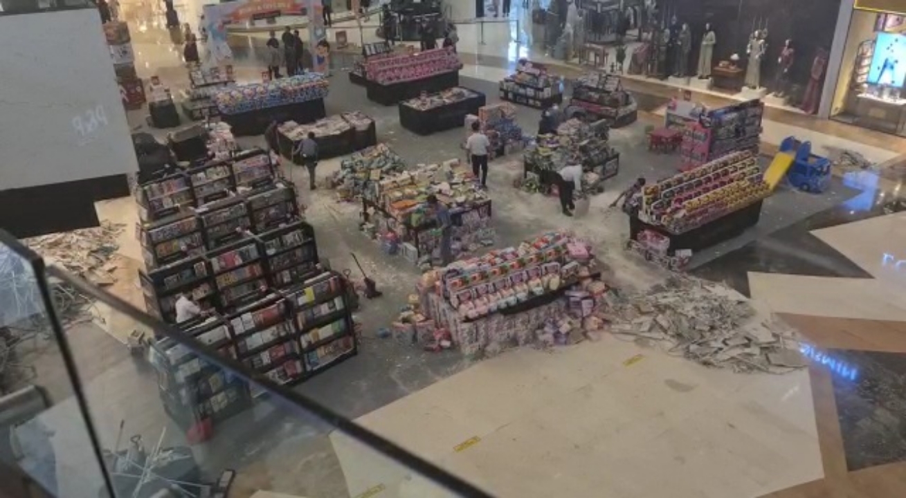 atap-lippo-mall-kemang-mampang-prapatan-jakarta-selatan-roboh-pada-sabtu-532022.jpg