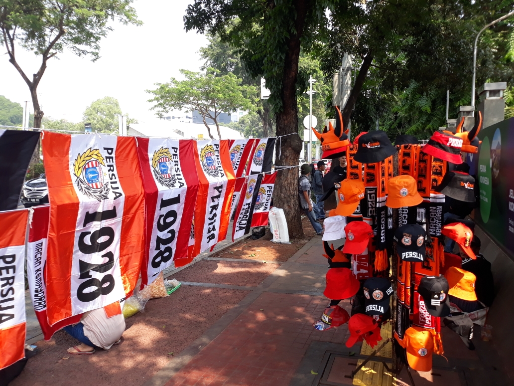 atribut-persija-jakarta-di-gbk.jpg