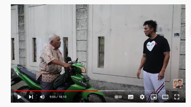 baim-wong-memarahi-kakek-kakek-yang-mengikuti-hendak-menawarkan-dagangannya.jpg
