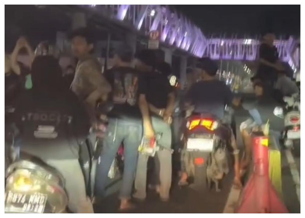 VIRAL Balap Liar Tutup Jalan Pemuda di Pulogadung Jaktim, Polisi Turun Tangan - Tribunjakarta.com
