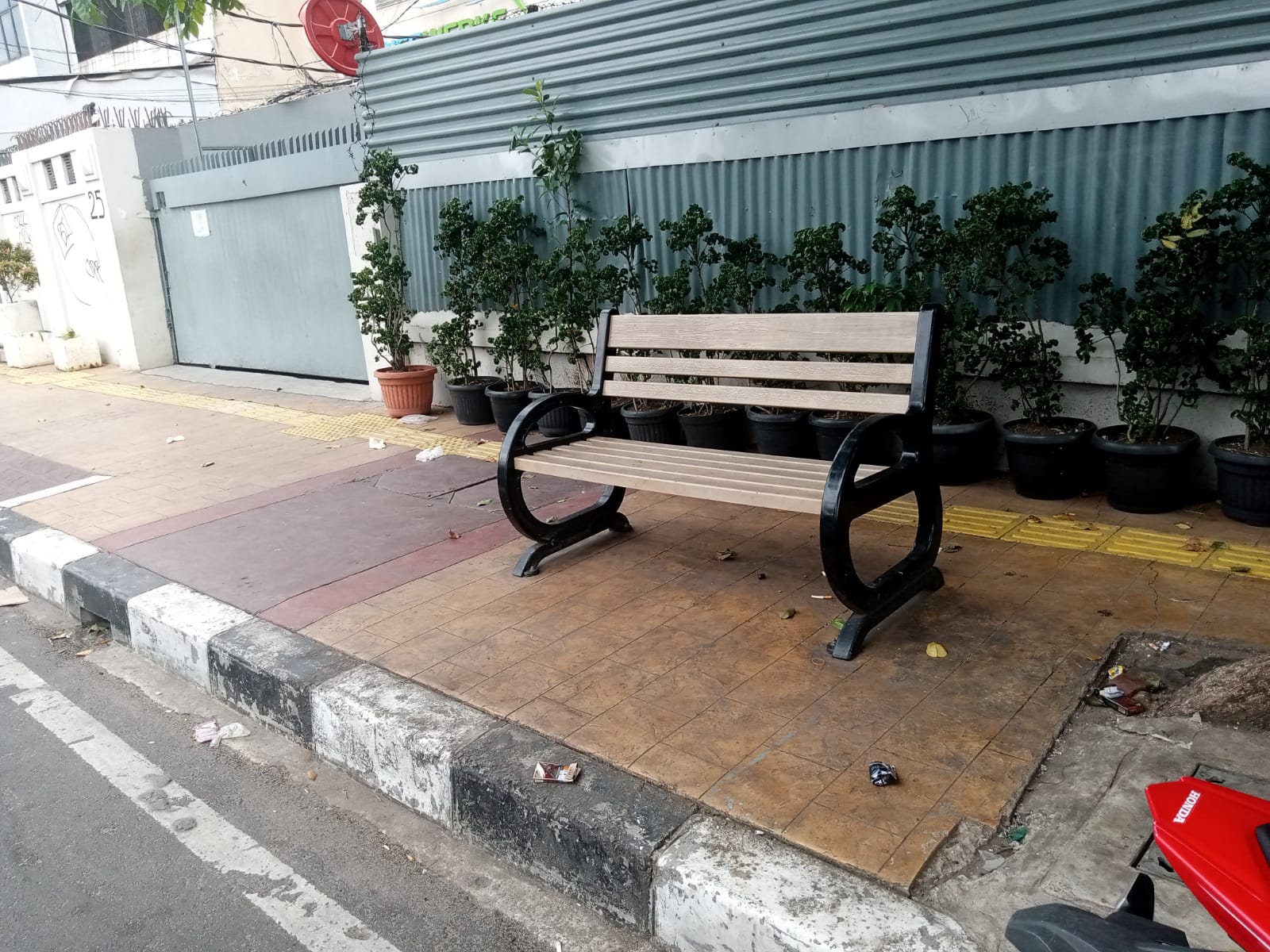 Tertidur Pulas di Bangku Trotoar Palmerah, Motor Kurir Shopee Food Raib Dicuri Maling