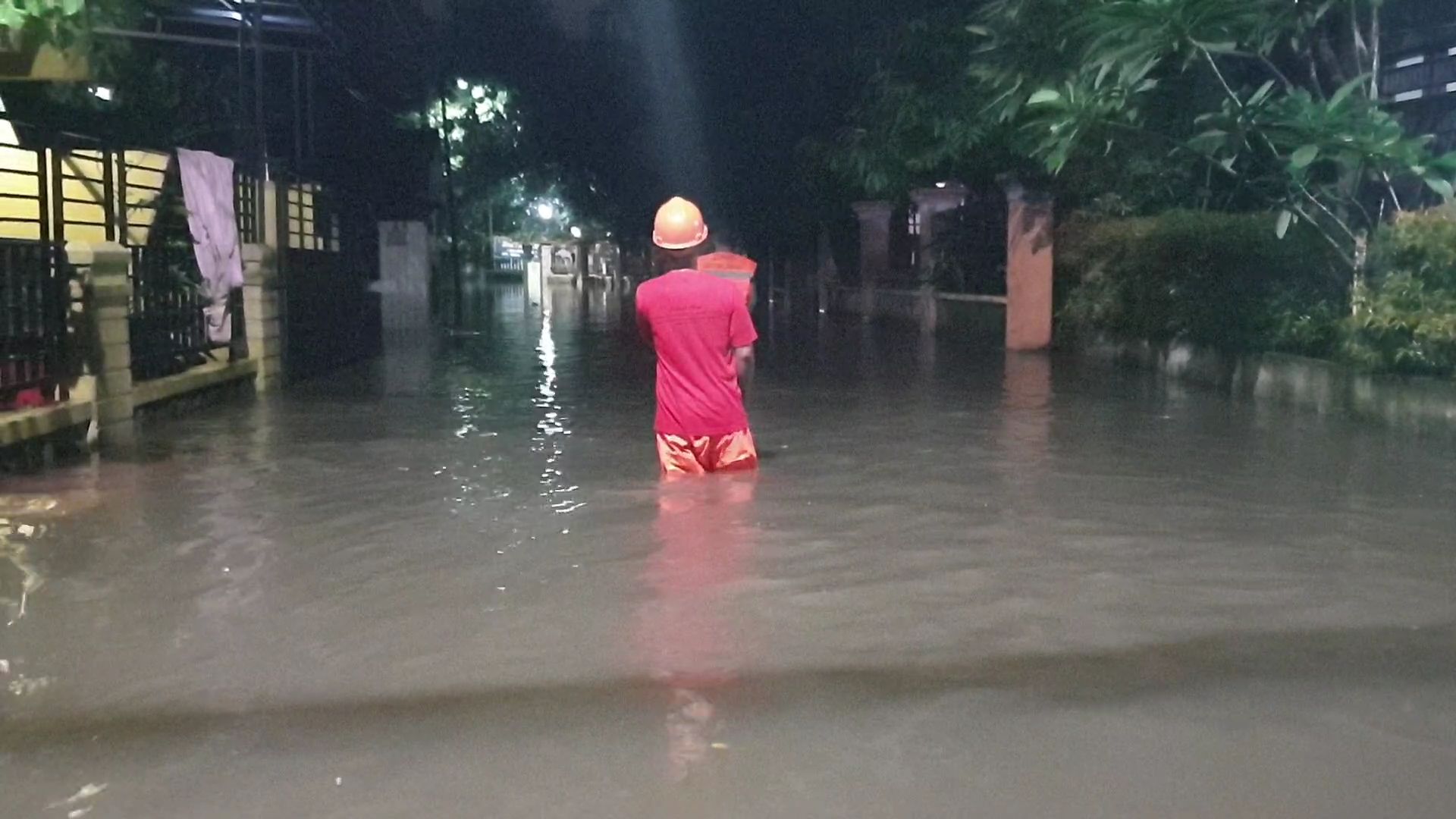 banjir-setinggi-50-sentimeter-rendam-ratusan-rumah-di-kampung-rambutan.jpg