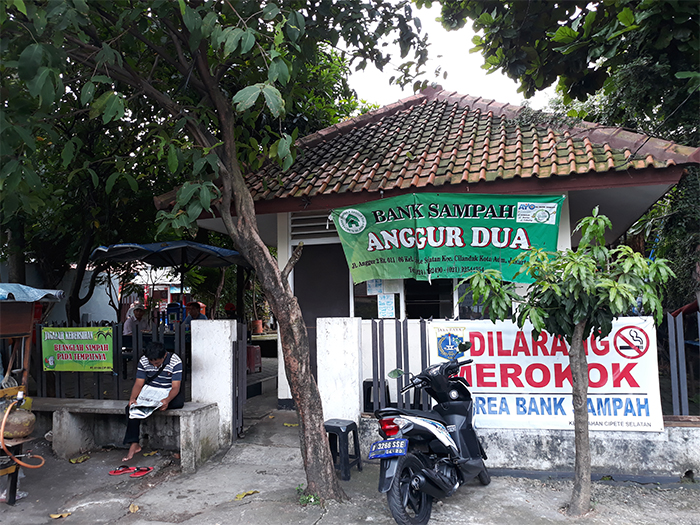 Butuh Uang? Cukup Bawa Sampahmu Ke Sini