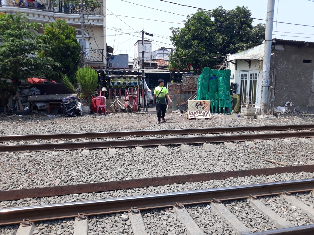 bantaran-rel-setia-kawan.jpg