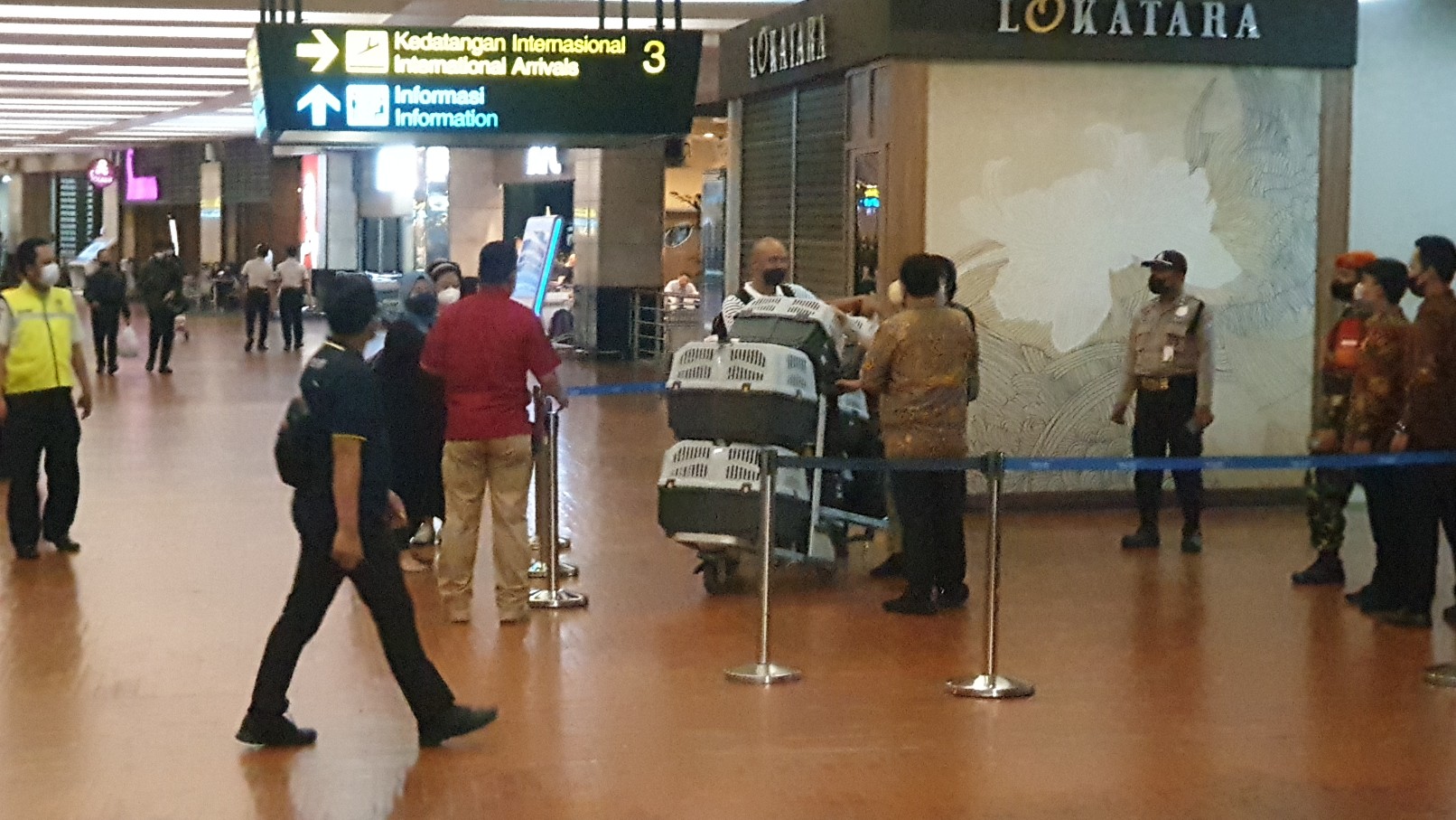 beberapa-penumpang-berstatus-wni-yang-dievakuasi-dari-ukraina-tiba-bandara-soekarno-hatta.jpg