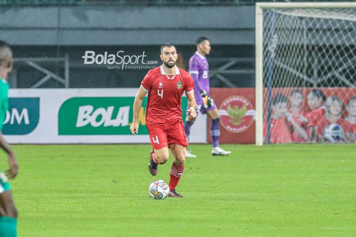 bek-naturalisasi-timnas-indonesia-jordi-amat-menguasai-bola-saat-bertanding-melawan-burundi.jpg