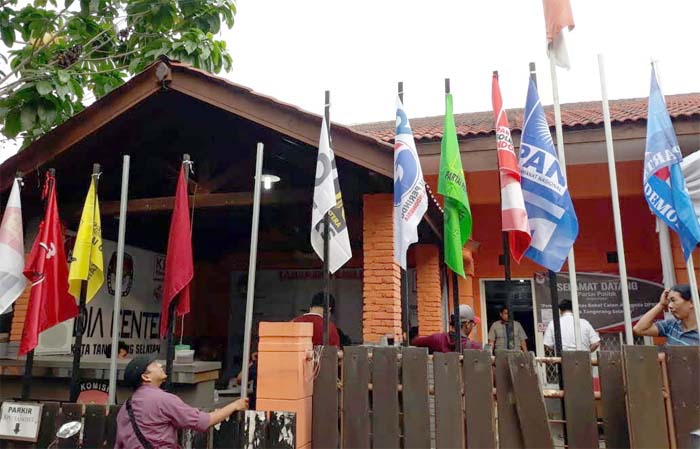 bendera-partai-peserta-pemilu-2019-di-kantor-kpu-tangerang-selatan_20180717_162112.jpg