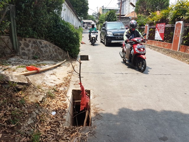 besi-penutup-gorong-gorong-di-jalan-dahlia-depok-hilang.jpg