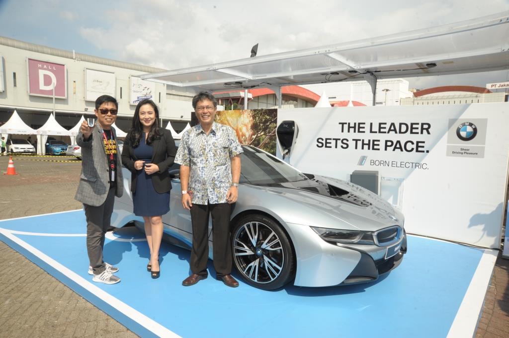BMW Kembali Hadirkan Mobil Listrik di IIMS 2018