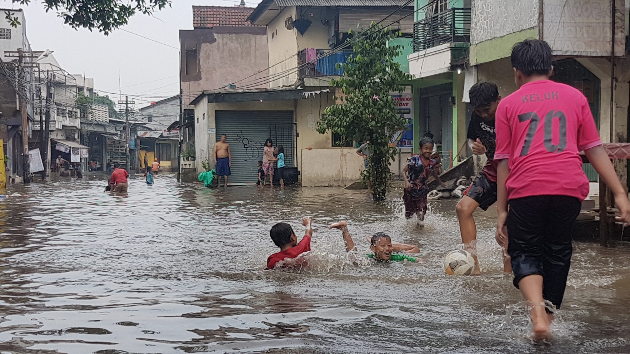 Sejumlah Bocah Asyik Berenang hingga Main Bola Saat Genangan Semata Kaki di Kemang Utara