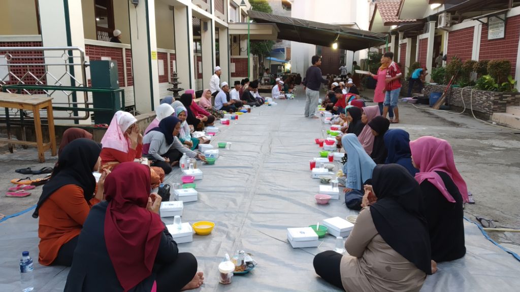 buka-bersama-di-masjid-luar-batang.jpg