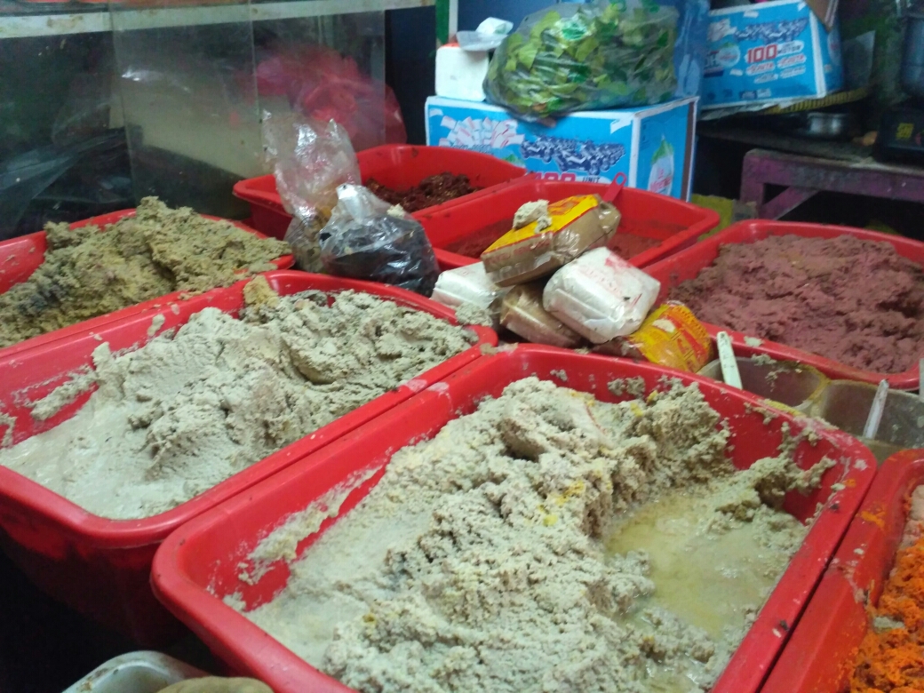 Pembeli Mulai Memburu Bumbu Giling di Pasar Palmerah H-2 Lebaran