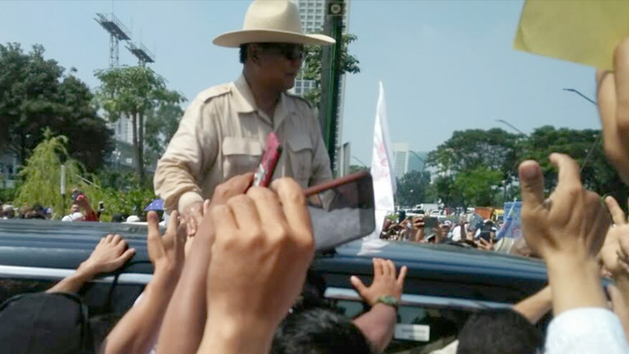 capres-02-prabowo-subianto-menyapa-para-pendukungnya-usai-kamp.jpg
