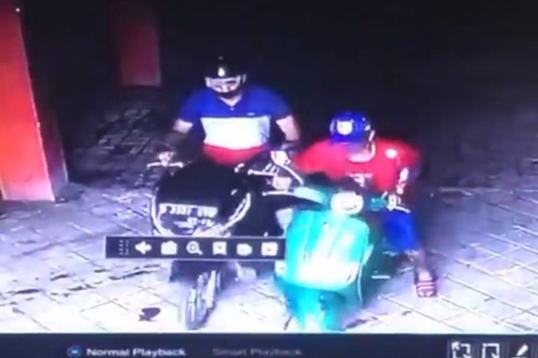cctv-aksi-dua-maling-gasak-motor.jpg