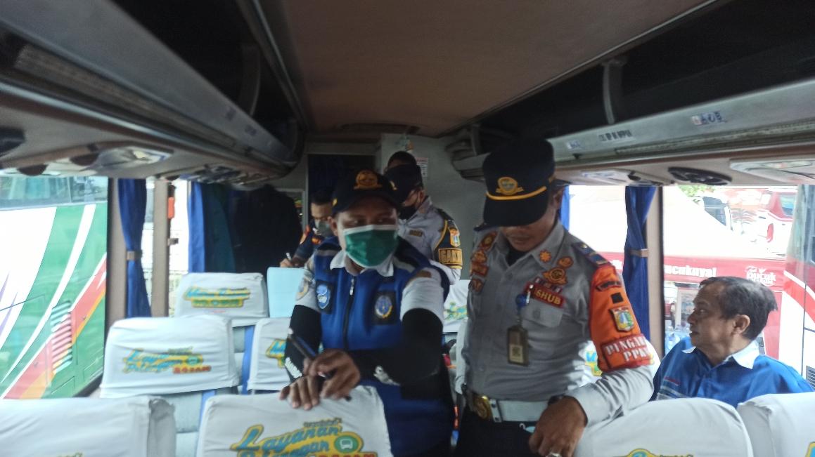 Jelang Nataru, Petugas Uji Kelayakan Armada Bus Antar Kota Antar Provinsi di Terminal Tanjung Priok