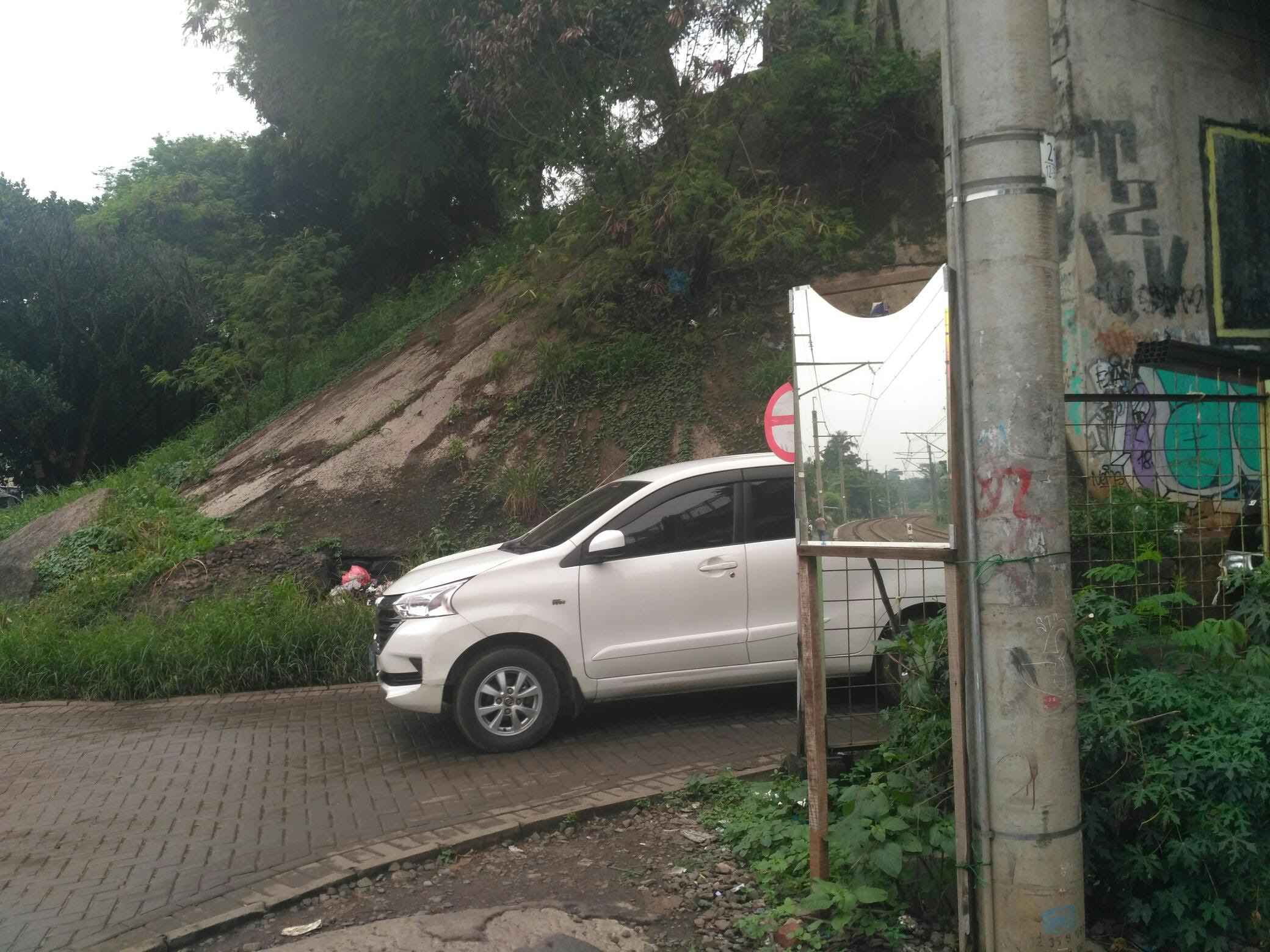cermin-perlintasan-tanpa-palang-pintu-dekat-stasiun-rawa-buntu.jpg