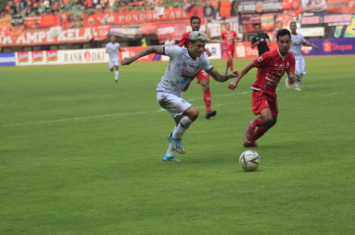 ciro-alves-dan-novri-setiawan-persija-jakarta-kontra-tira-persikabo.jpg