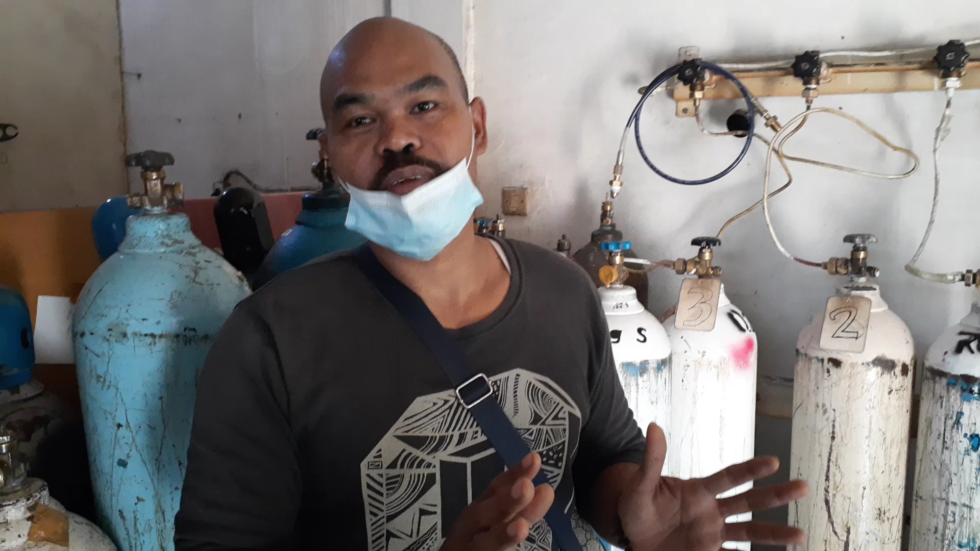 dani-pengusaha-depot-isi-ulang-oksigen-di-jalan-jls-dekat-setu.jpg