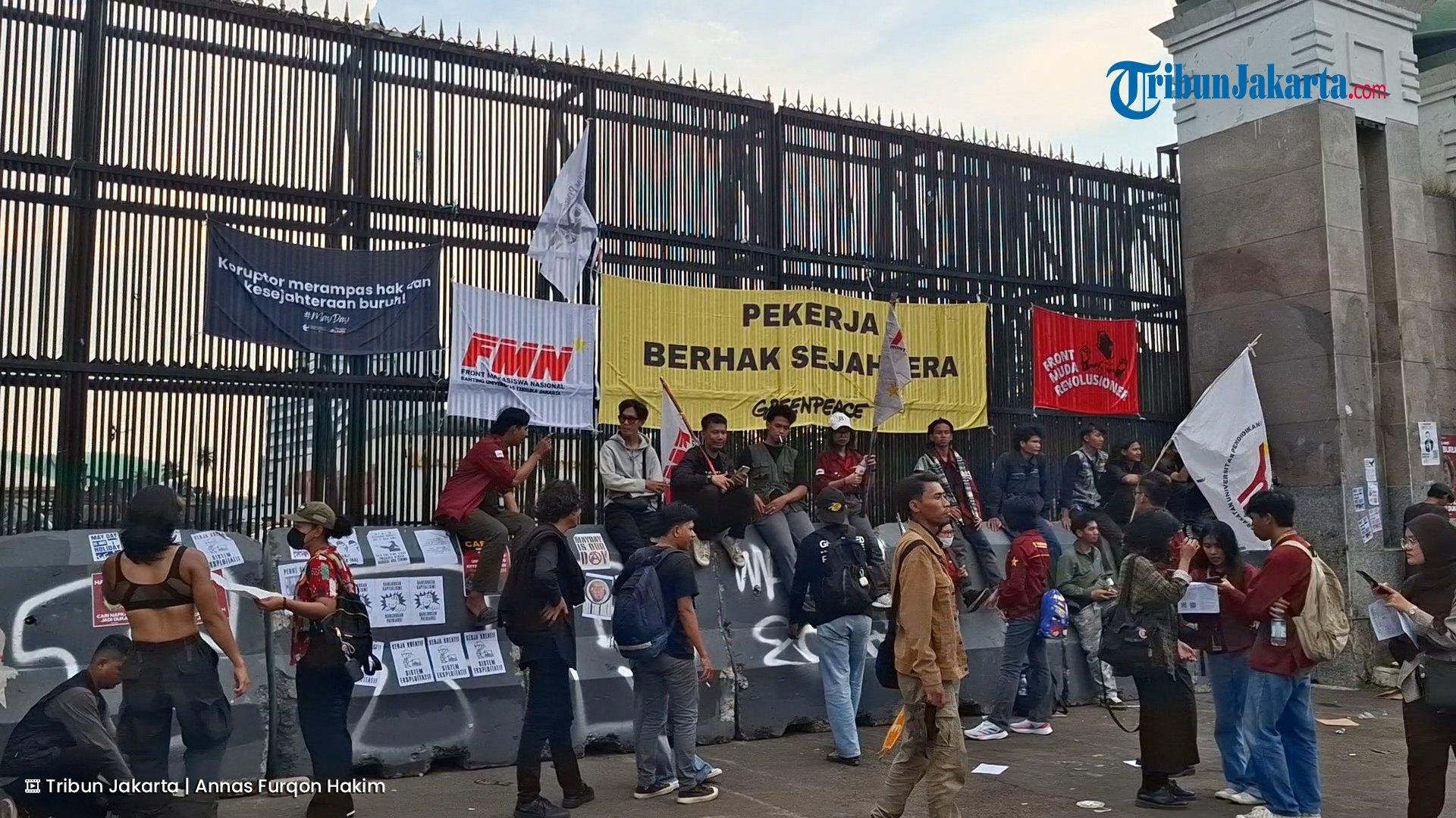 depan-dpr-spanduk-demo.jpg