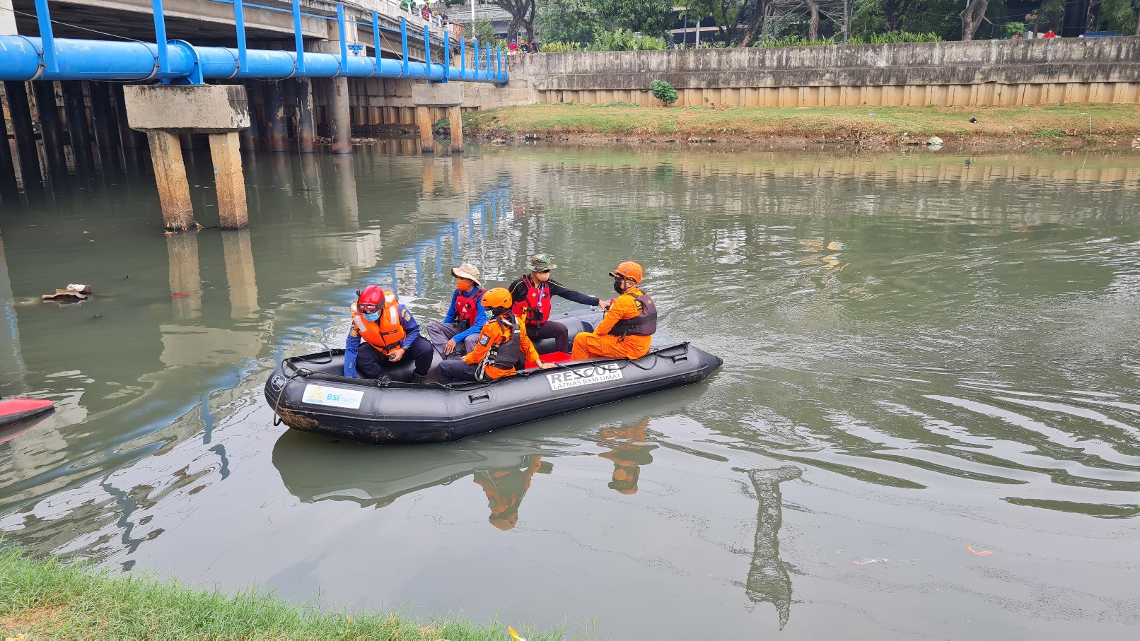 di-banjir-kanal-barat-tambora-jakarta-barat-pada-senin-3082021.jpg