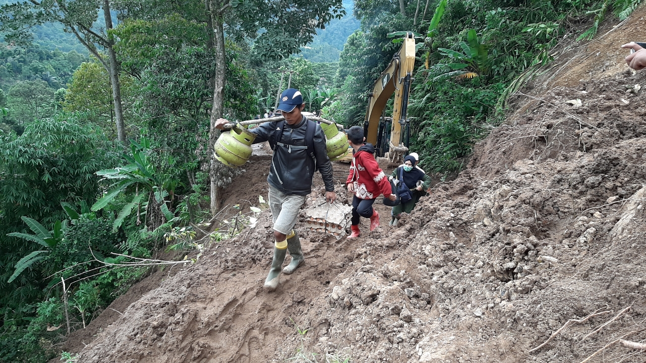 Jalan Penghubung Tertutup Longsor, Warga Angkut Bantuan ke Desa Lebak Situ