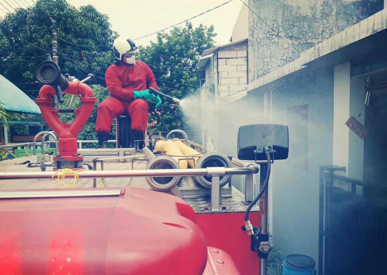 Sejak Bulan Maret 2020, Petugas Pemadam Kebakaran Jakarta Timur Semprot Disinfektan di 6.069 Lokasi