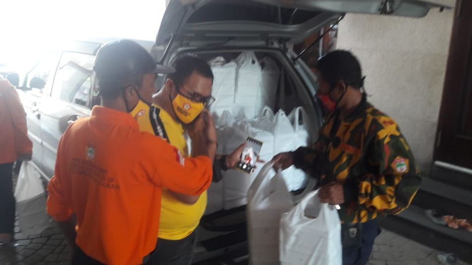 distribusi-bantuan-nasi-boks-untuk-warga-di-bekasi.jpg