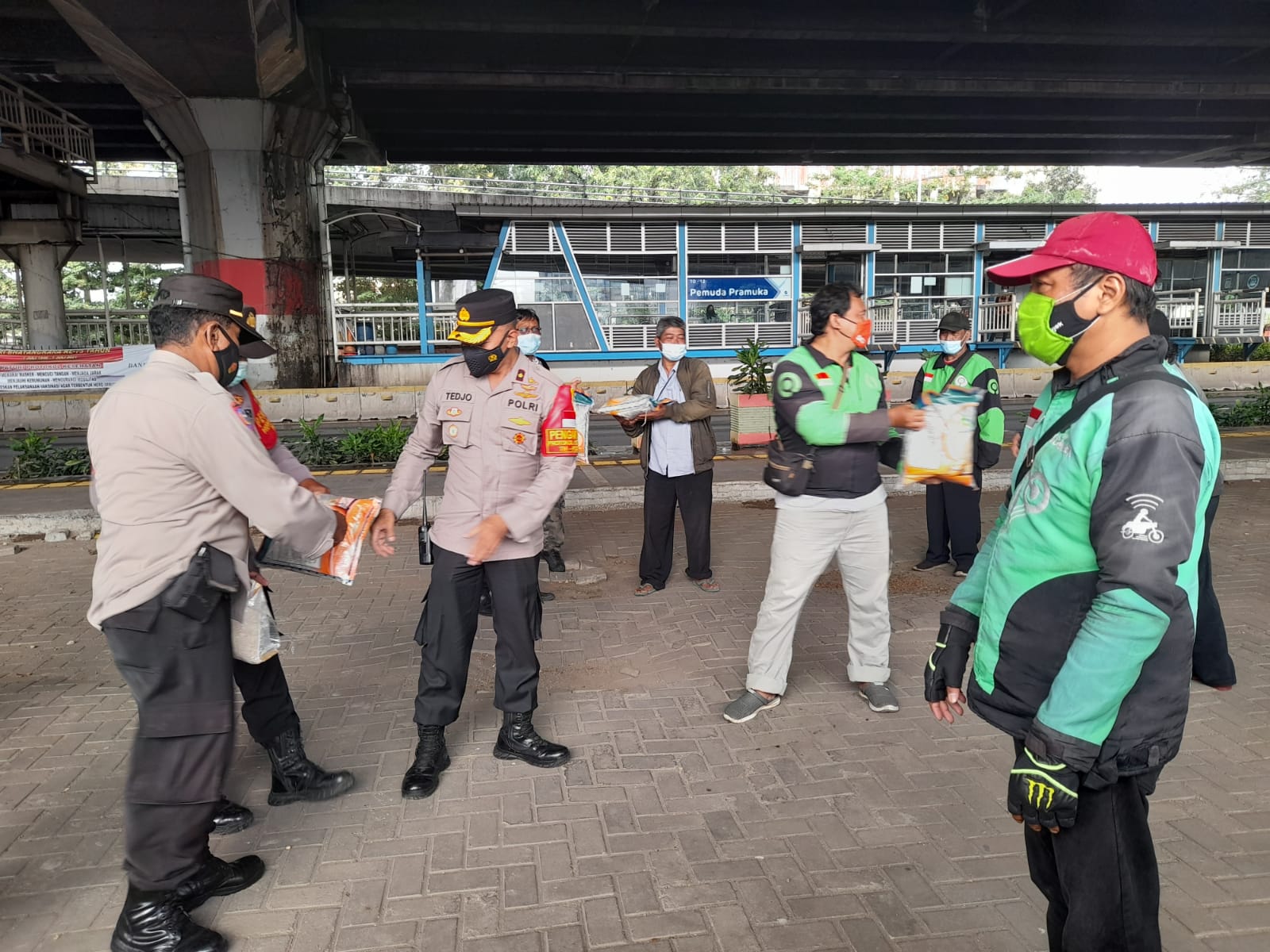 Cegah Driver Ojol Ikut Aksi Tolak PPKM, Polsek Matraman Bagikan Ratusan Sembako dan Uang Tunai