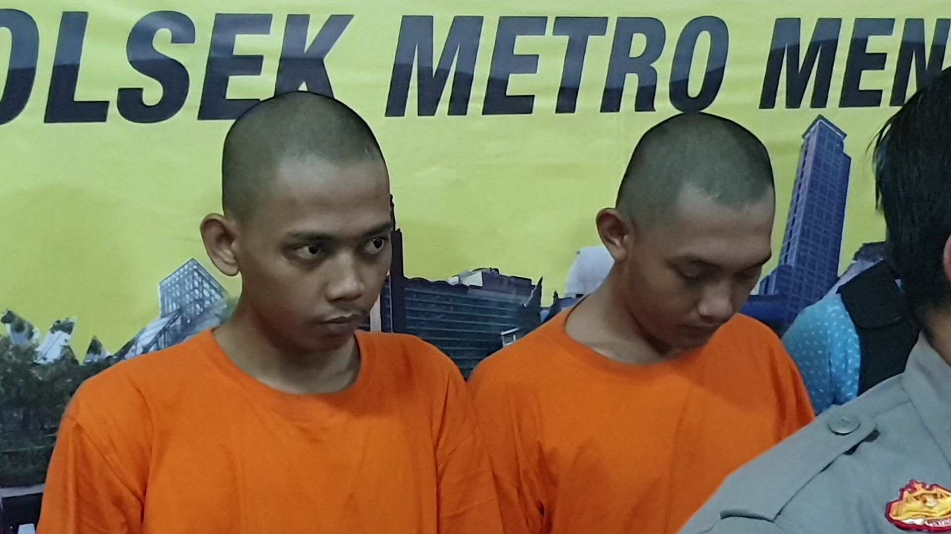 dua-orang-pelaku-yang-mengaku-sebagai-polisi-berhasil.jpg