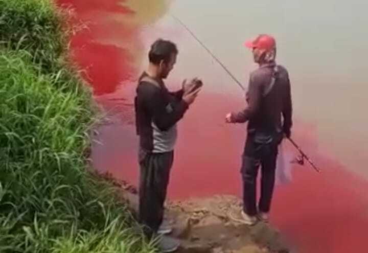 dua-pemancing-melihat-cairan-merah-di-sungai-cisadane-kawasan-serpong.jpg