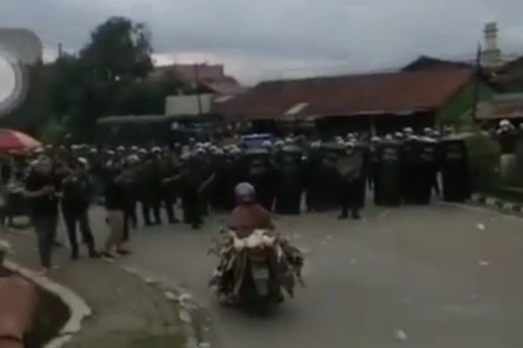 emak-emak-di-samarinda-terobos-barikade-polisi.jpg