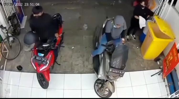 Emak-emak Ahli Hipnotis Bikin Resah Karyawan Minuman Kekinian, Modus Belanja Tapi Motor Dibawa Kabur