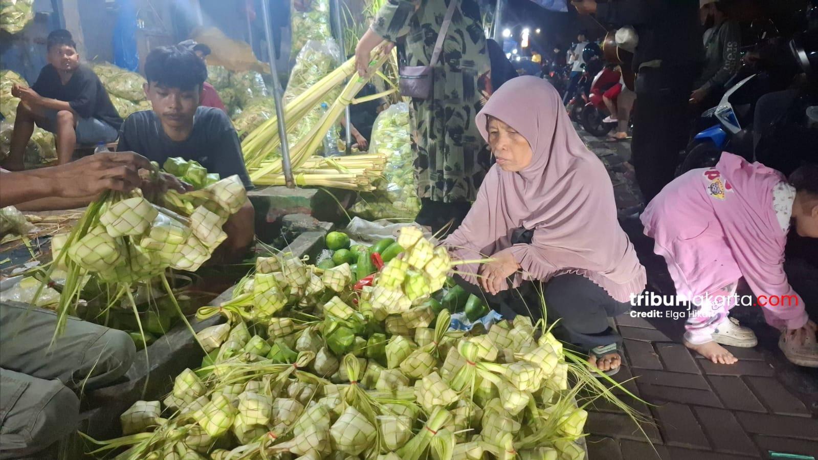 emak-jual-ketupat.jpgaa-penjual-kupat.jpgberdiri-tukang-ketupat.jpgtukan-ketupat-palmerah.jpgtkng-ketupat.jpgilustrai-ketupatt.jpg