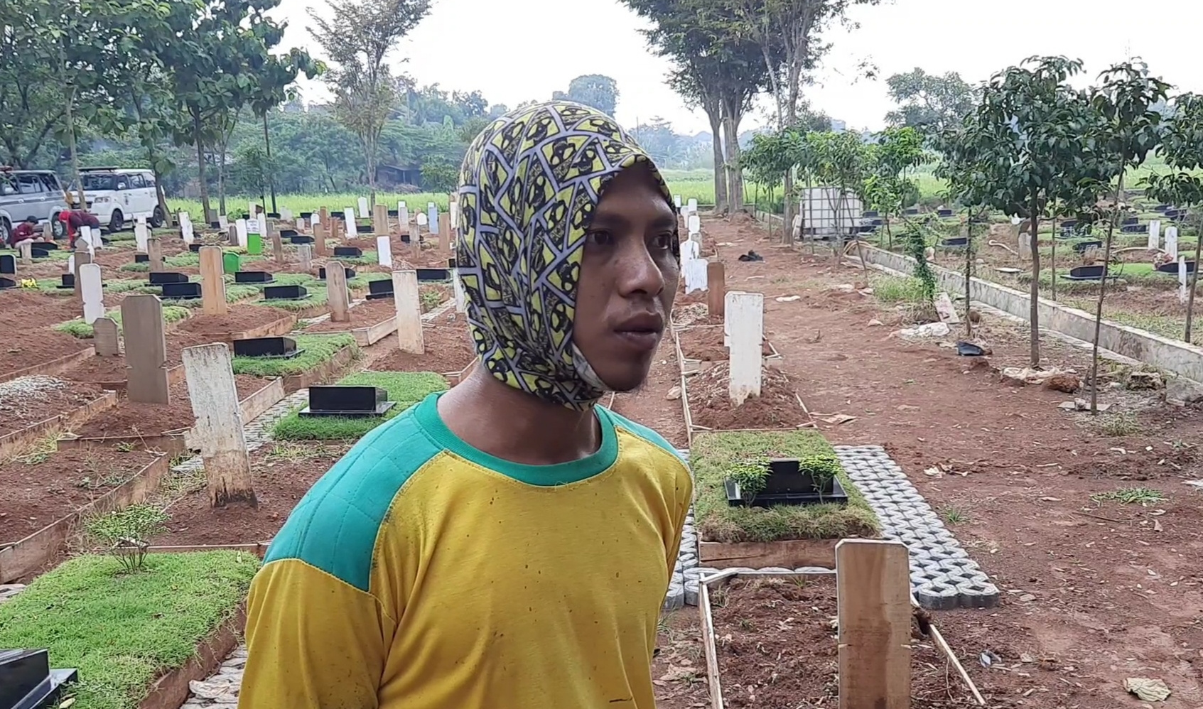 fadil-muhammad-tukang-gali-kubur-di-tpu-padurenan.jpg