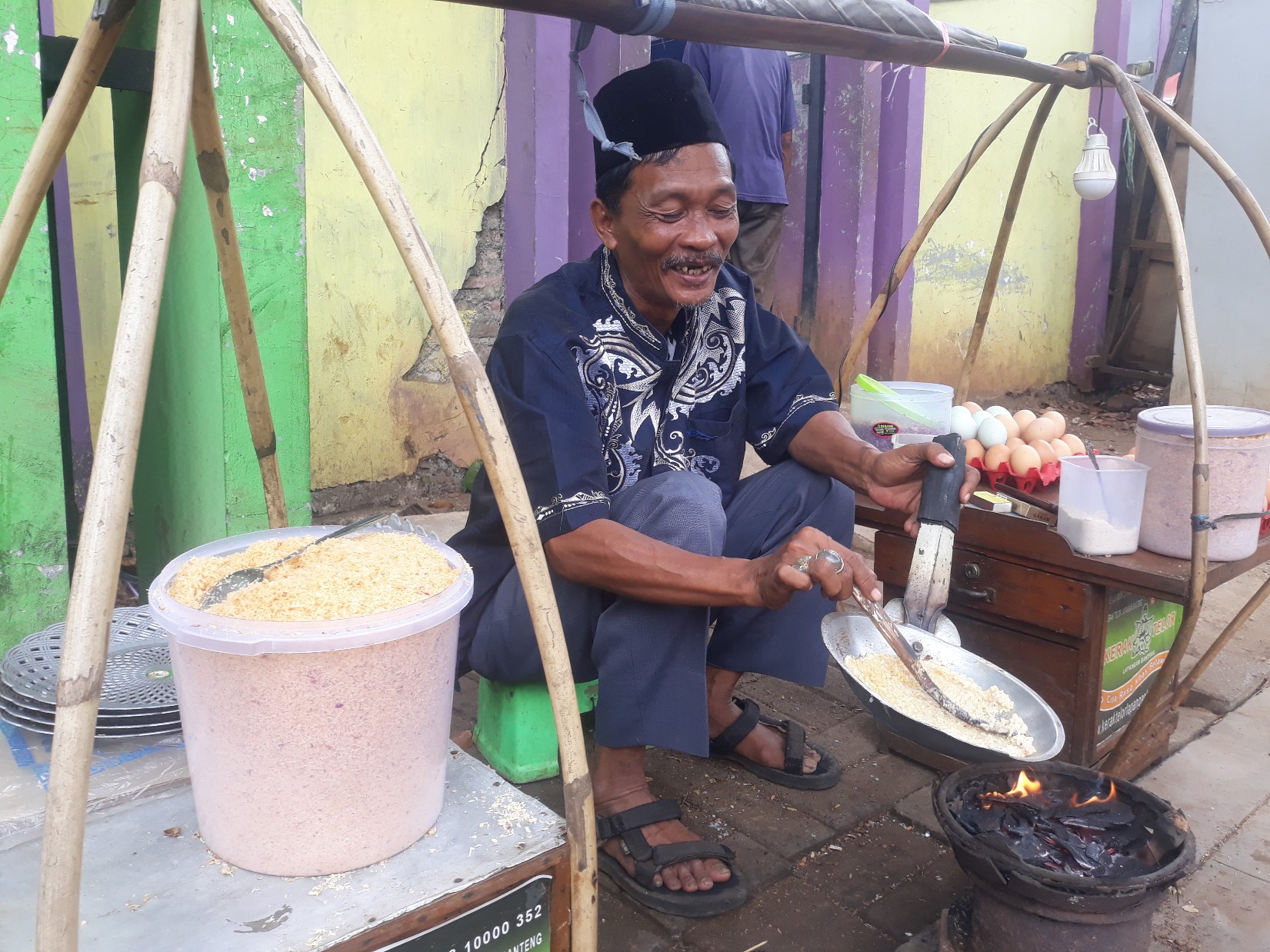 faisol-pedagang-kerak-telor-di-lapangan-banteng.jpg