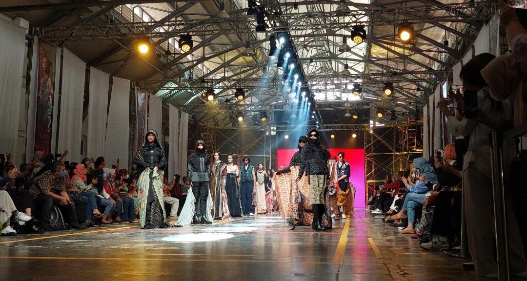 Ragam Wastra Indonesia dalam Balutan Busana Kekinian jadi Primadona Spotlight di Pos Bloc Jakarta