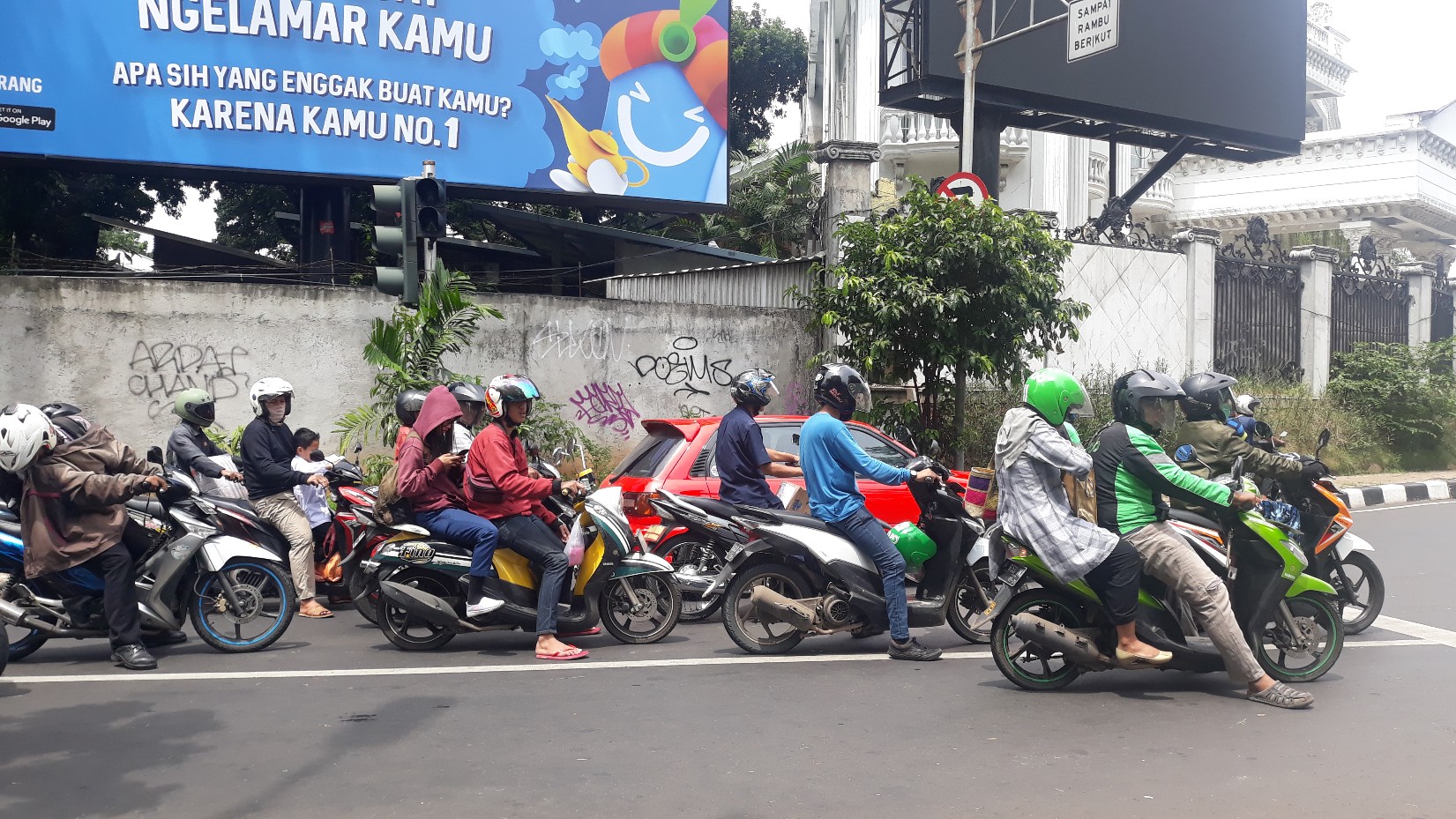 Garis Marka Berhenti di Depan Lampu Lalu Lintas Bundaran Pondok Indah, Pengendara Sering Salah Paham