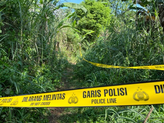 garis-polisi-terpasang-di-lokasi-penemuan-jasad-wanita-tanpa-busana-di-tapos-kota-depok.jpg