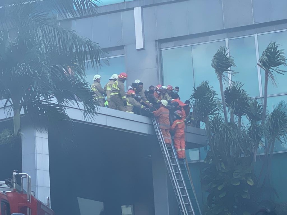 gedung-cyber-1-di-jalan-kuningan-barat-jakarta-selatan-terbakar-pada-kamis-2122021.jpg