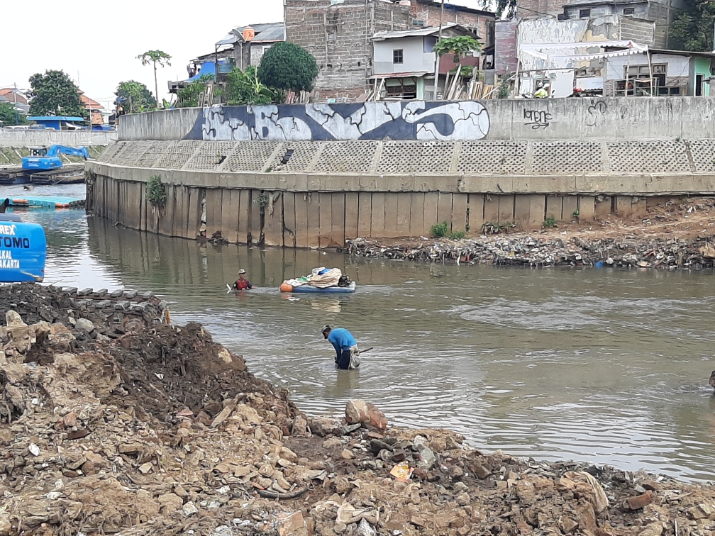 geger-pencari-paku-di-kali-ciliwung.jpg